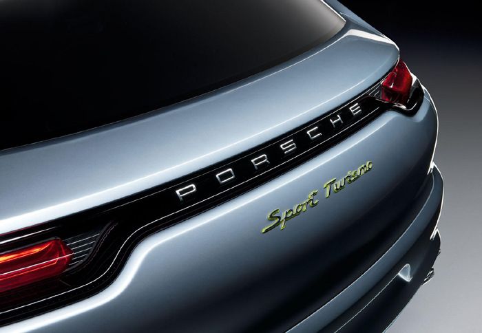 Τα διακριτικά της Sport Turismo και η αεροτομή από ανθρακόνημα.
